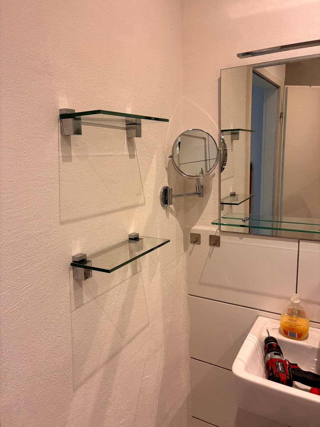 Customer photo review of Glasregal Badezimmer Klarglas 8mm – GIRA Chrom