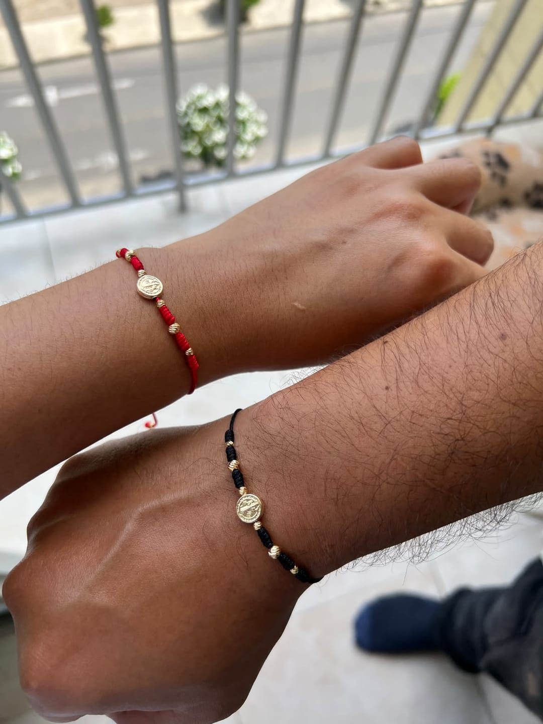 Customer photo review of Pareja pulseras San Benito Protector
