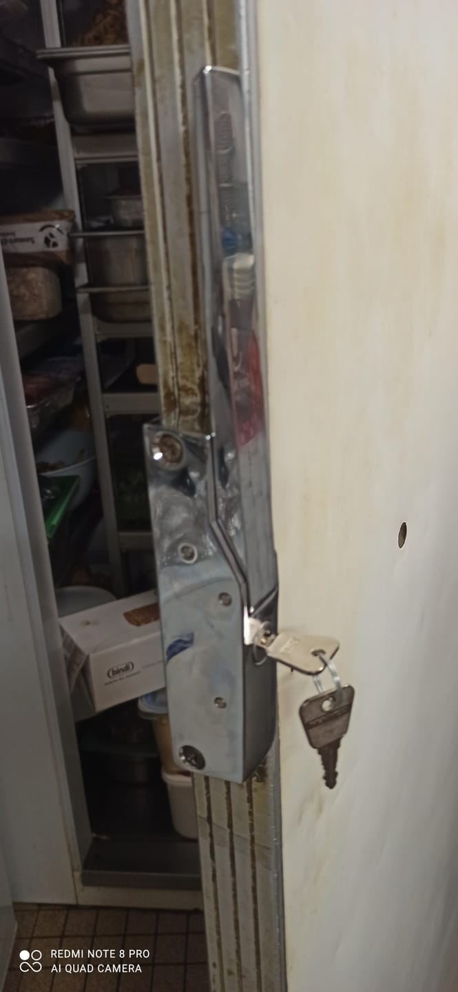 Customer photo review of Fermeture fermod 795 droite/gauche avec serrure entre-axe 133 mm