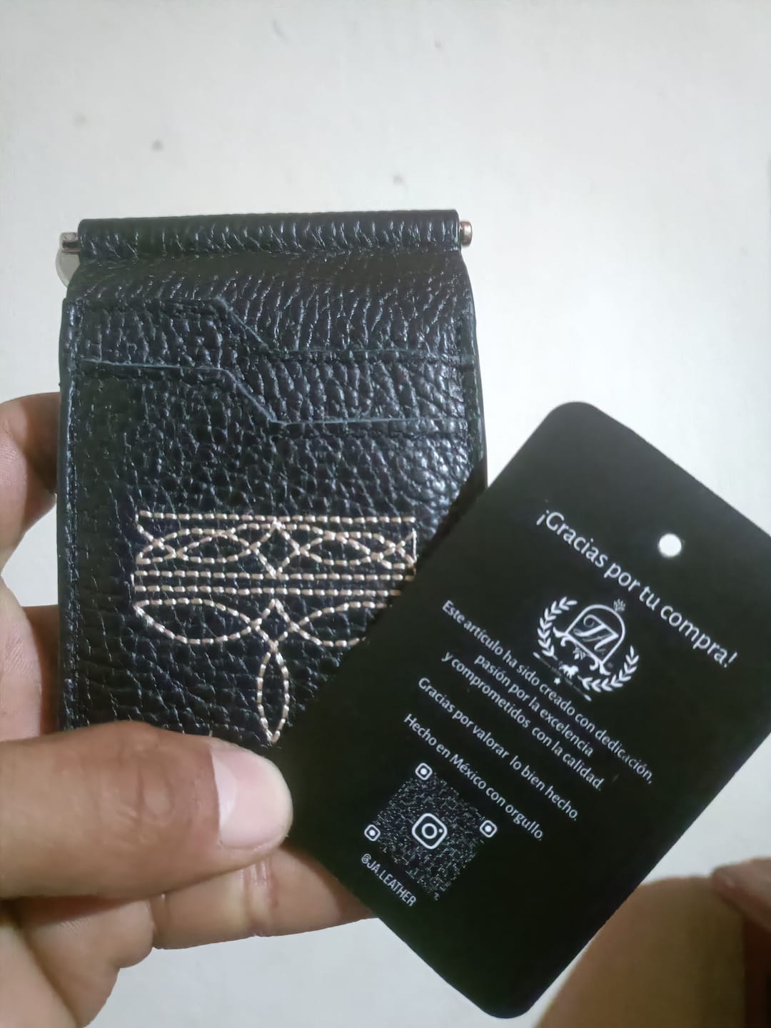 Customer photo review of Billetera clip de piel para hombre Cesar negro ringle beige
