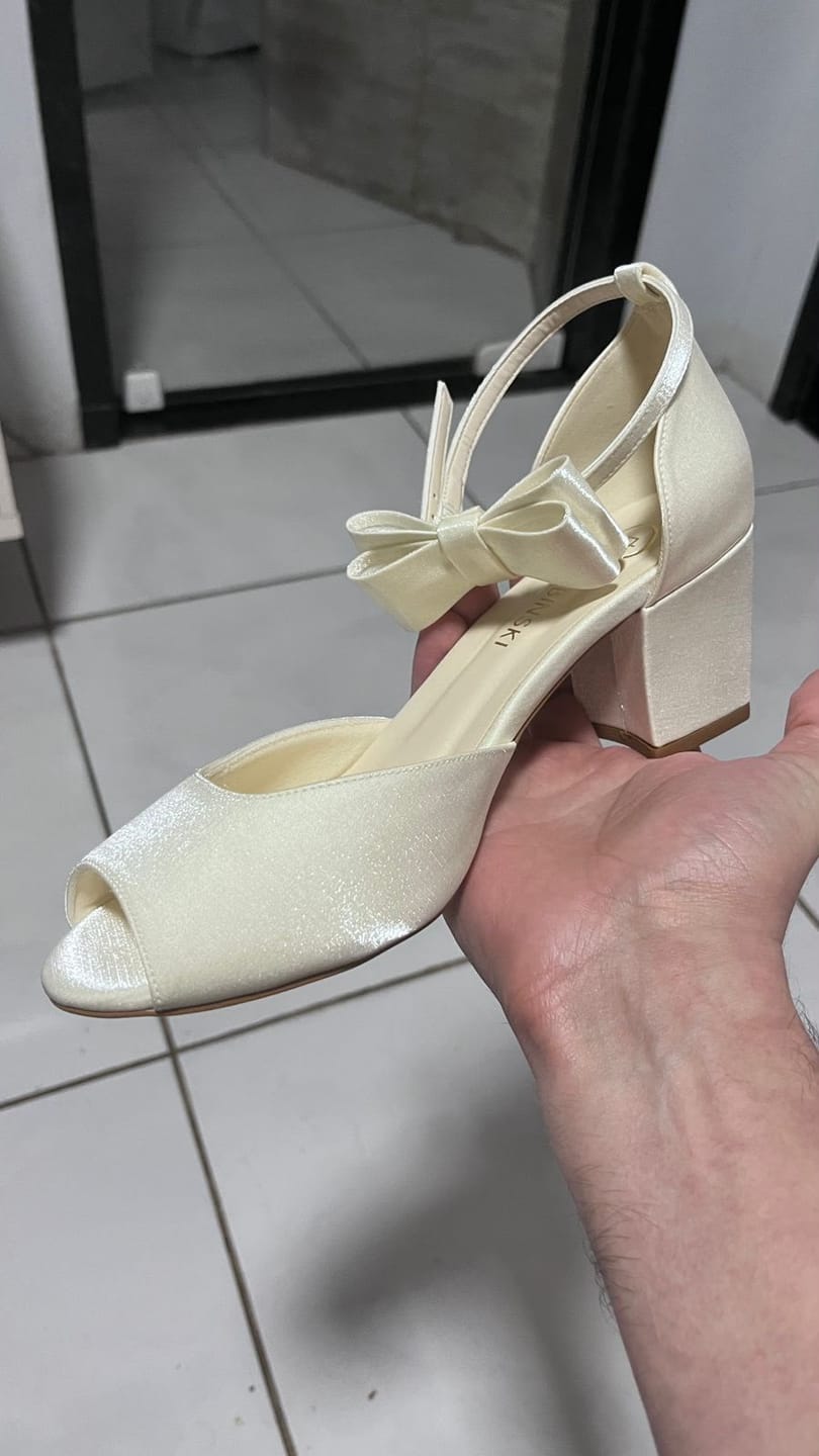 Customer photo review of Sandália Noiva Velvet Off White com Laço Removível