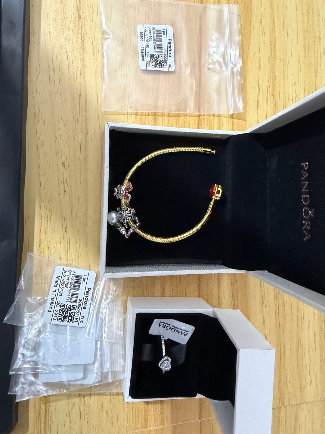 Customer photo review of BRAZALETE PULSERA PANDORA ROSA ROJA DISNEY BELLA Y BESTIA ORO DORADO 14K