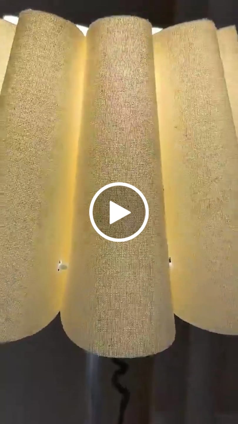 Customer video review of Luminária de Mesa com Cúpula Pétala Tecido e Interruptor