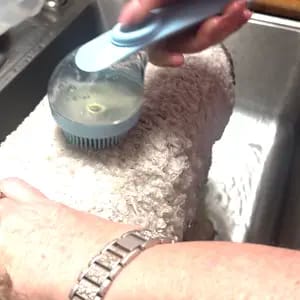Customer photo review of Spazzola 2-in-1 per Bagno e Toelettatura con Dispenser Sapone