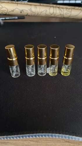 Kundenfoto des 5x Gratis Herbst Tester Sets, bestehend aus fünf kleinen Glasflakons mit goldenen Verschlüssen.