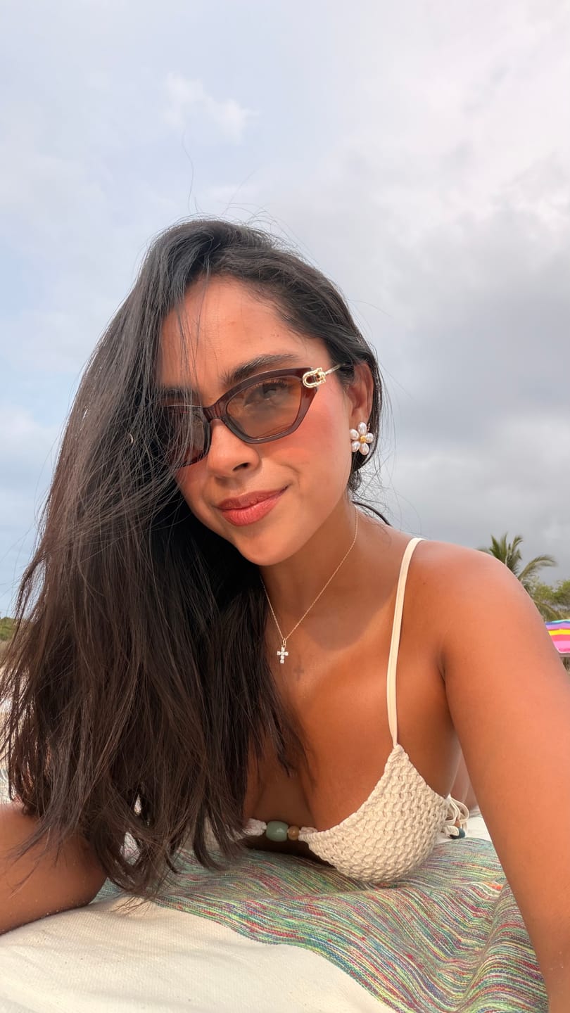 Customer photo review of Par Arete Flor Blanca Con Centro