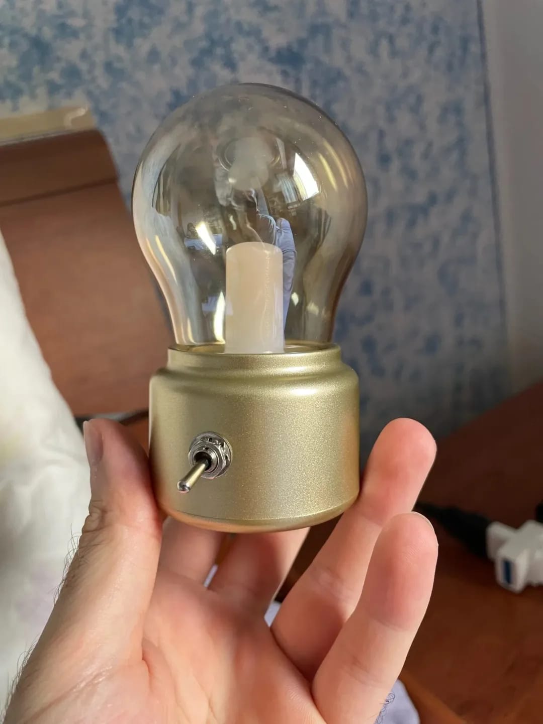 Customer photo review of Gold Table Lamp for Desk, Vintage Glass Bulb, 11 cm Tall