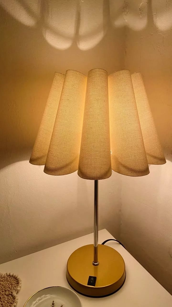 Customer photo review of Luminária de Mesa com Cúpula Pétala Tecido e Interruptor