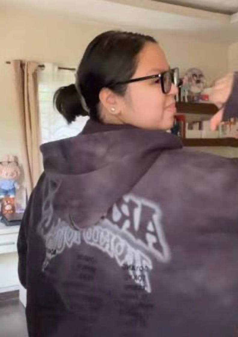 Customer photo review of [2ND PRE-ORDER] BTS - ARIRANG WORLD TOUR OFFICIAL MD ZIP UP HOODIE (CHARCOAL)