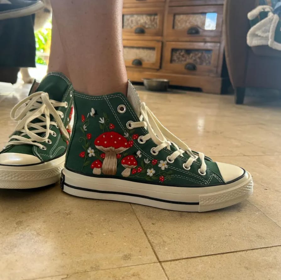 Customer photo review of Snoopy Hand-Embroidered Converse Chuck Taylor 1970s - All Star Classic - AZ26150706