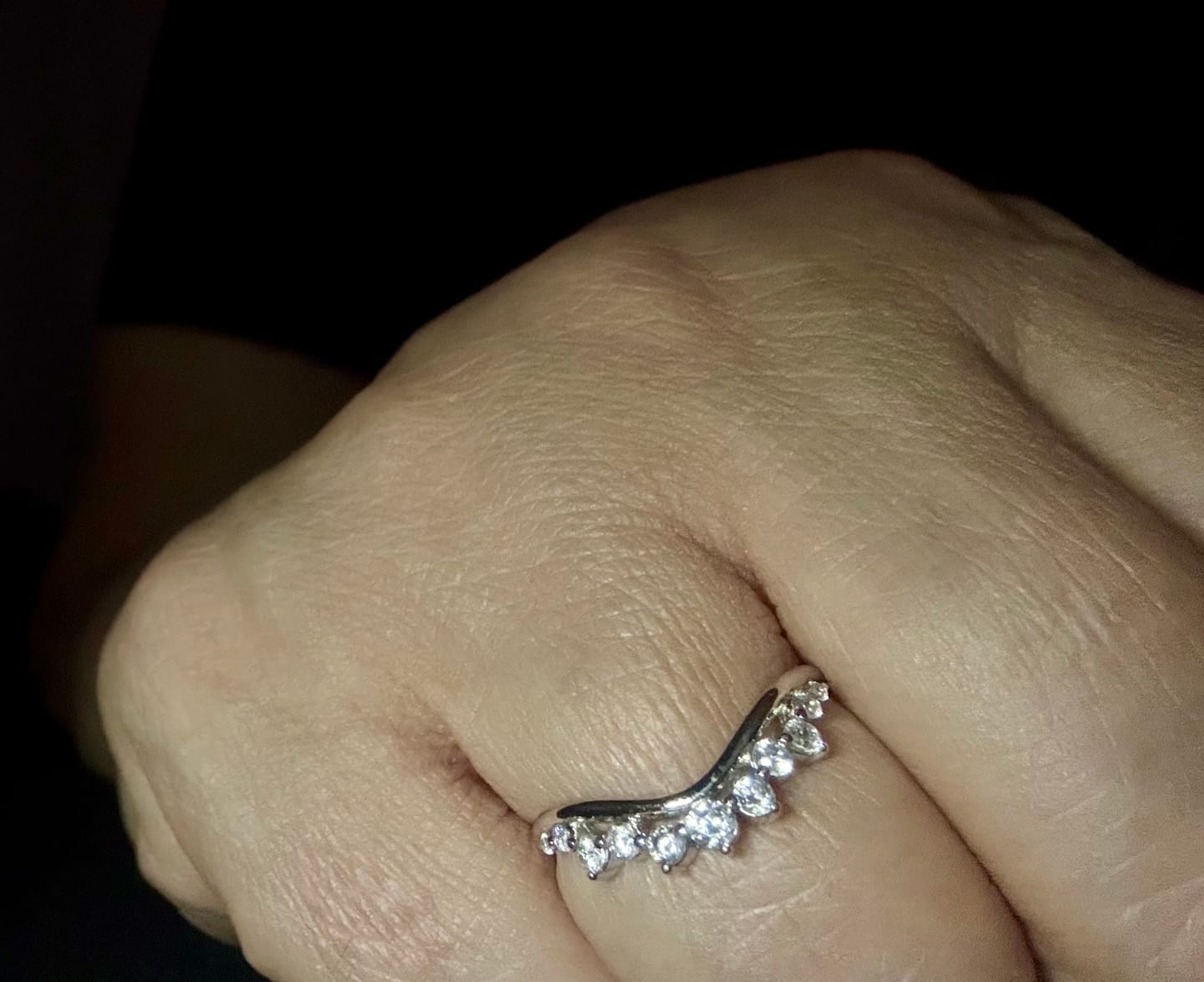 Customer photo review of Anillo Curva Con Zirconias