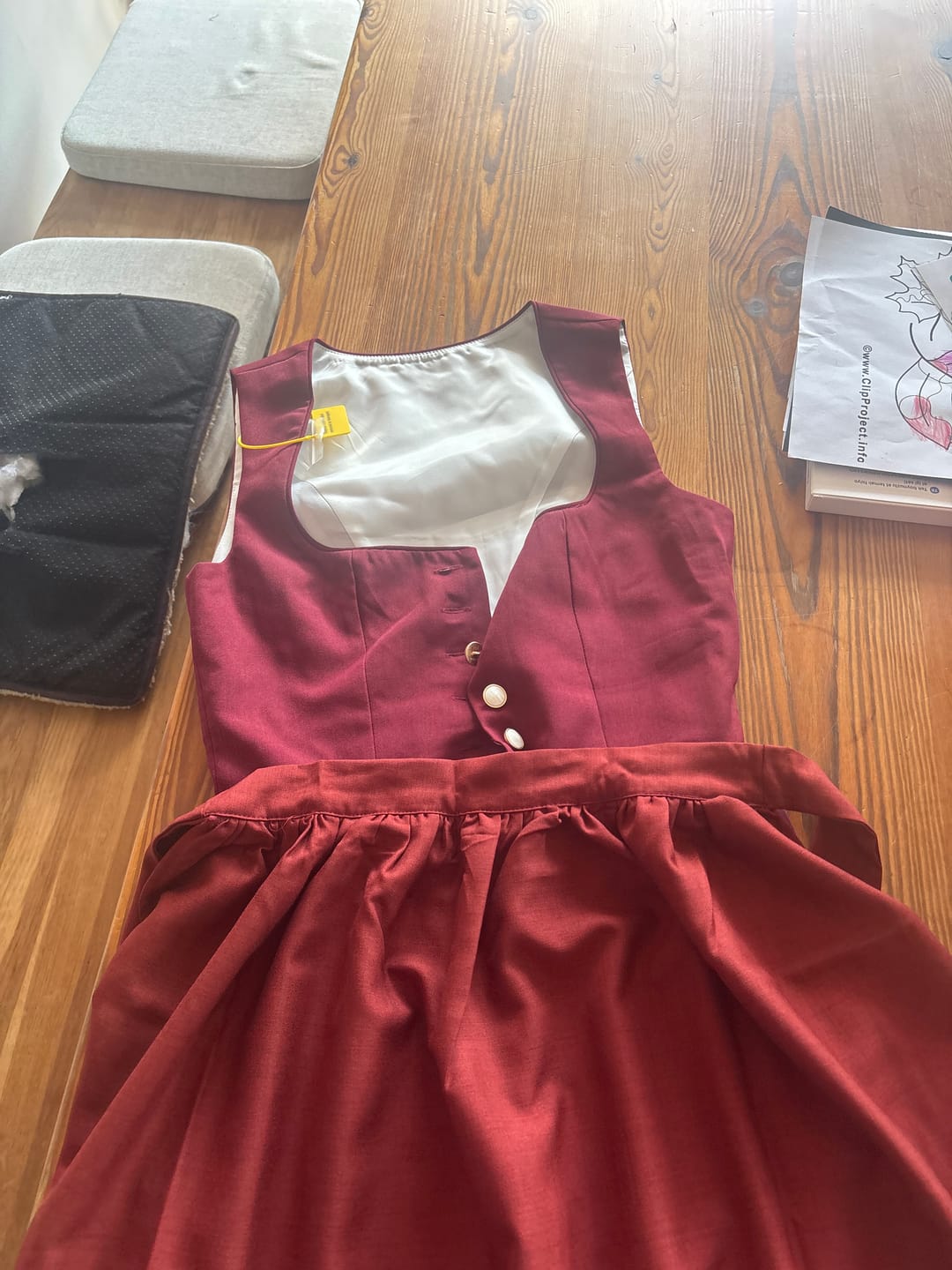 Customer photo review of Rot Gerader Ausschnitt traditionell Dirndl