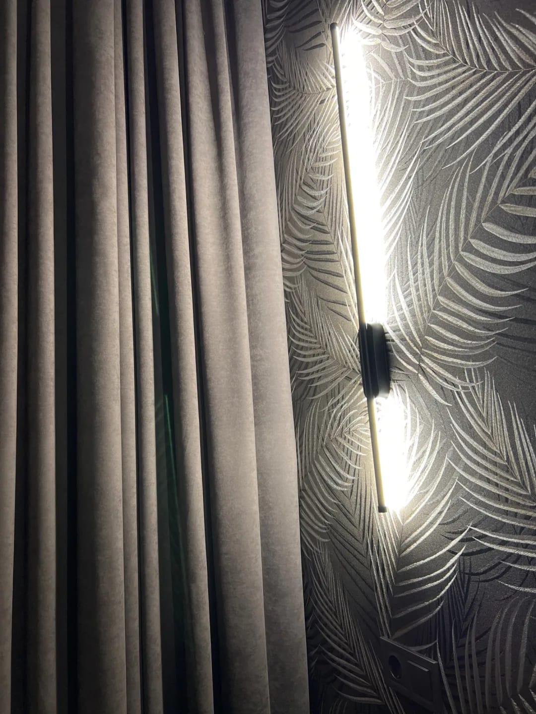 Customer photo review of Black Wall Light for Living Room, Slim Oval, 100 cm Tall