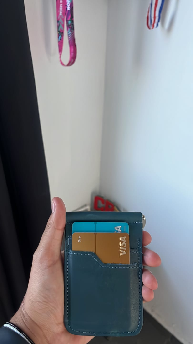 Customer photo review of Billetera clip de piel para hombre Cesar azul