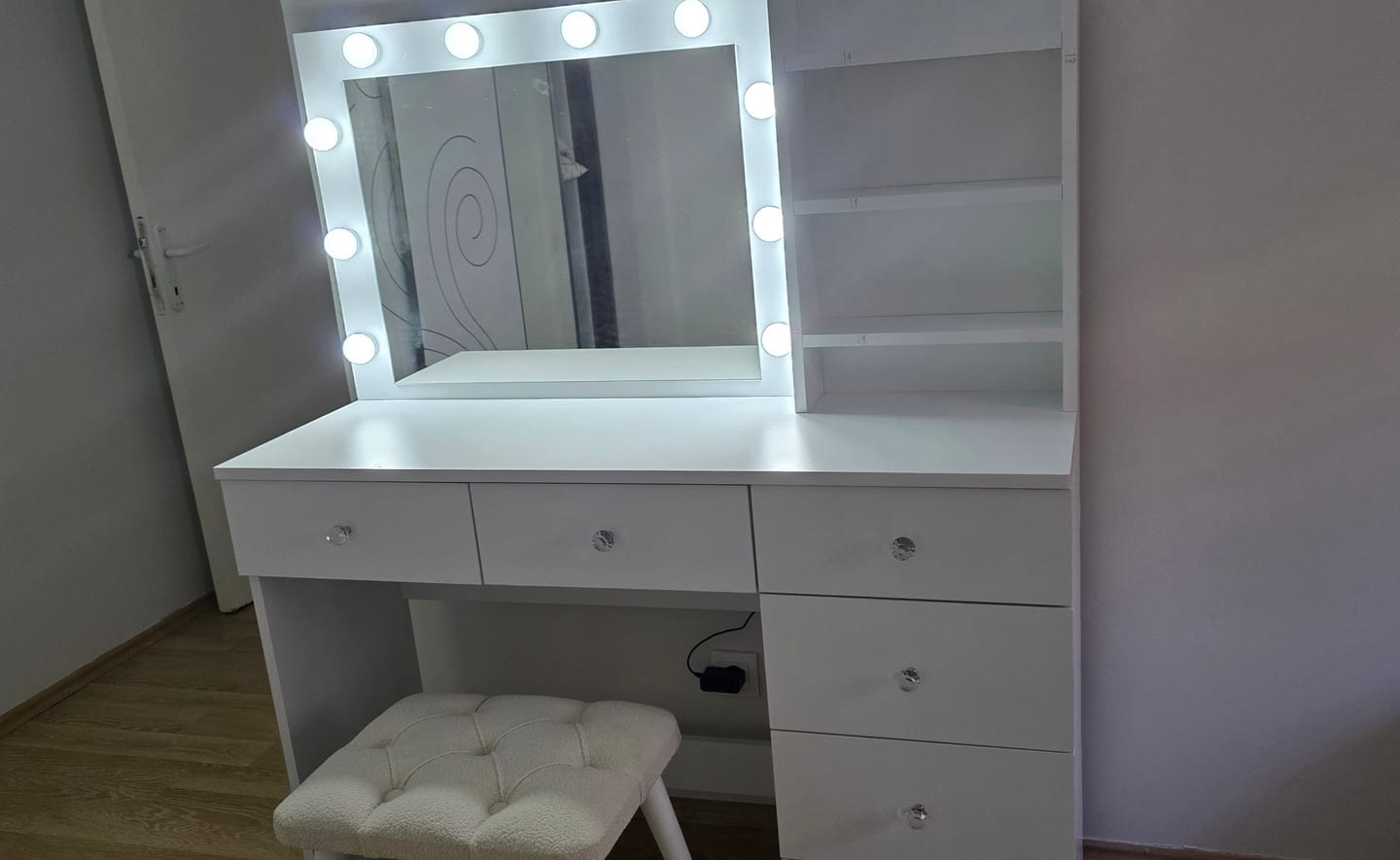 Customer photo review of Rani BJ162 Hollywood Işıklı Aynalı Kulis Makyaj Masası 6 Çekmeceli Takı Düzenleyici Puf Takım Beyaz
