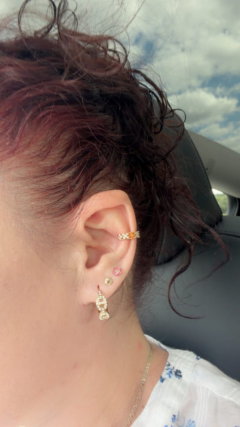 Customer photo review of Pave Flow Deluxe Huggie Ohrringe 14K Vergoldet