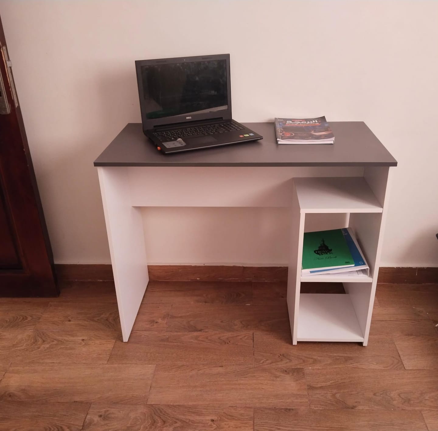 Customer photo review of مكتب أبيض ورمادي - ١٠٠ × ٥٠ × ٨٠ سم | DE12