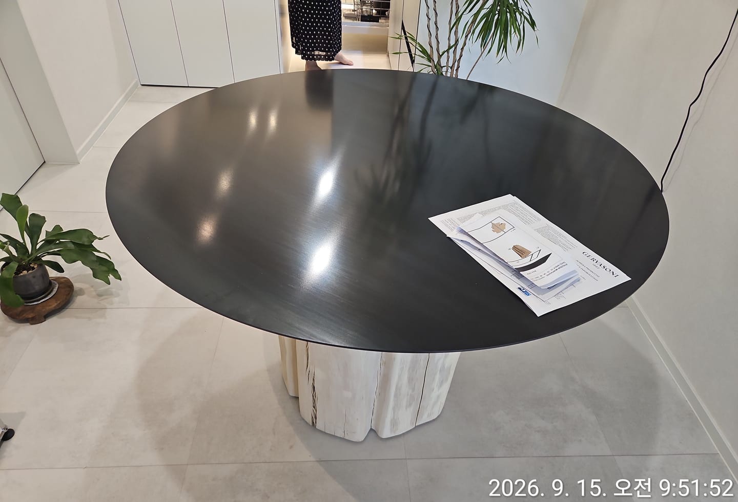 Customer photo review of BRICK 36 - Round iron dining table