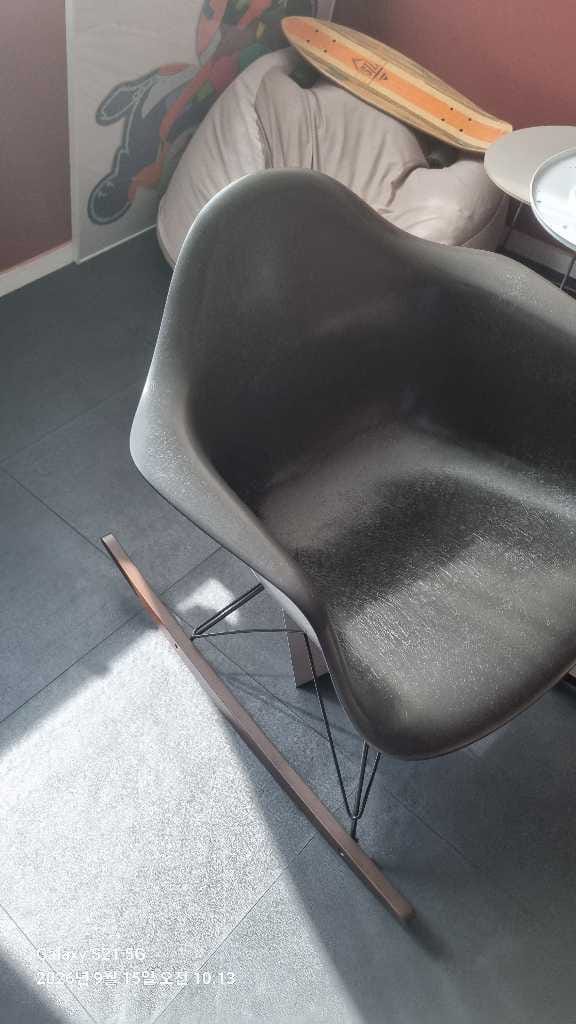 Customer photo review of Eames Fiberglass Armchair RAR (without upholstery)