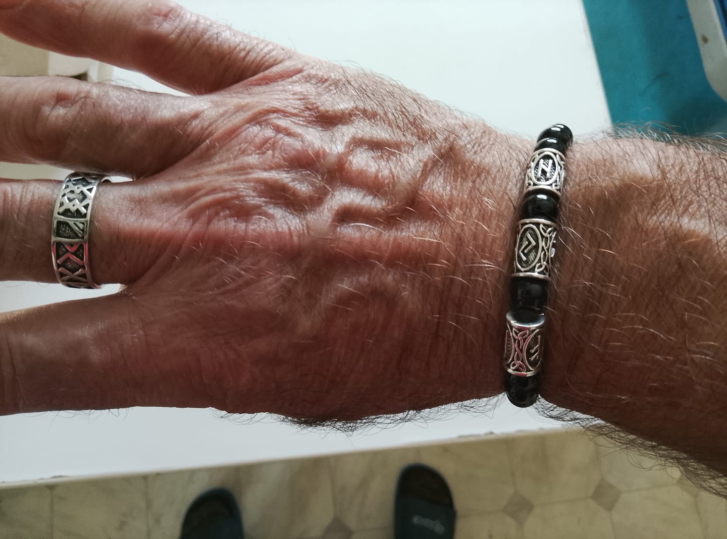Customer photo review of Wikinger Runen Armband aus Naturstein - Unisex