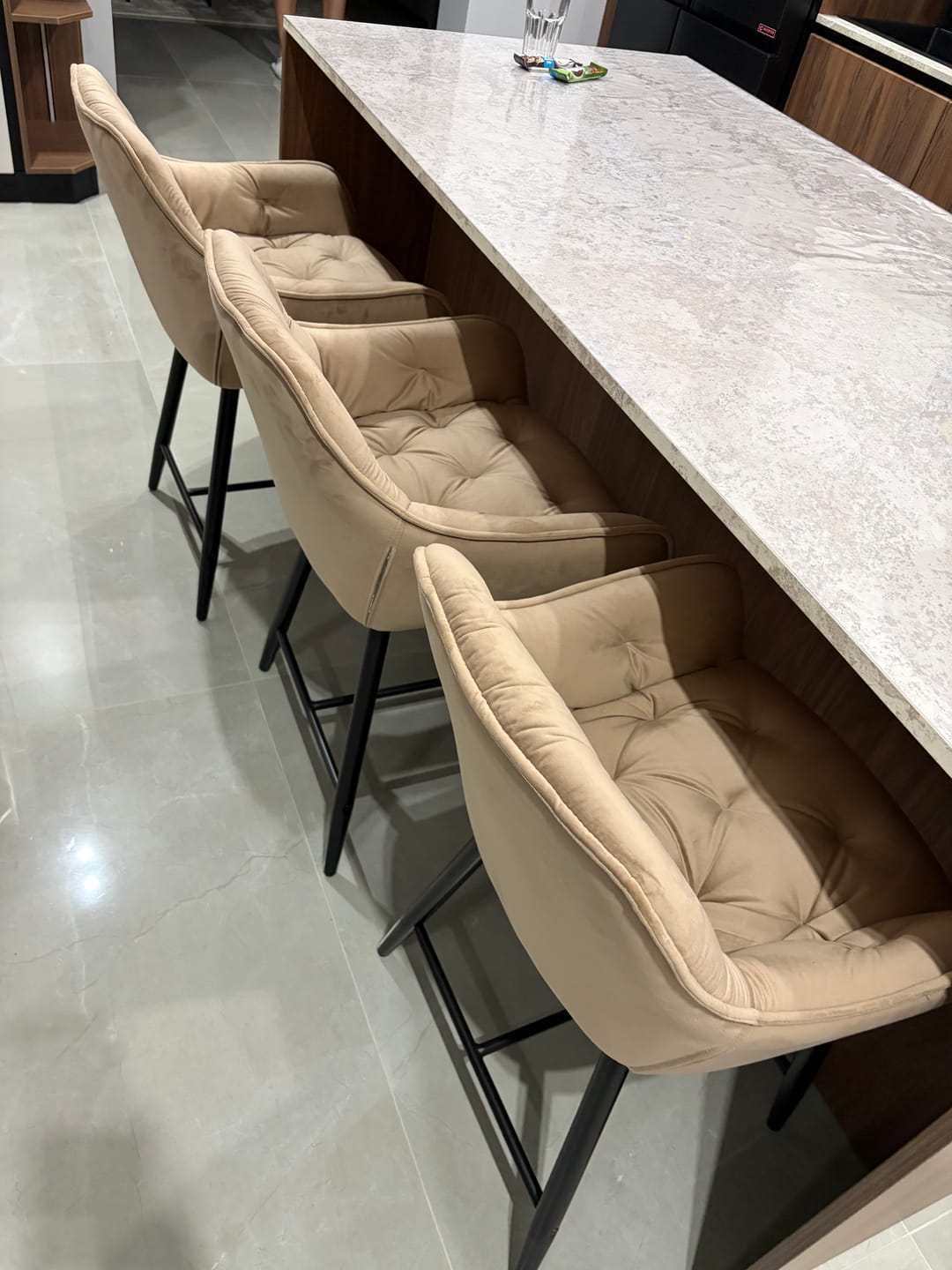 Customer photo review of Scaun bar living CHERRY H-2, bej - Bluvel 28/negru mat, stofa catifelata/metal, 56x40x87 cm