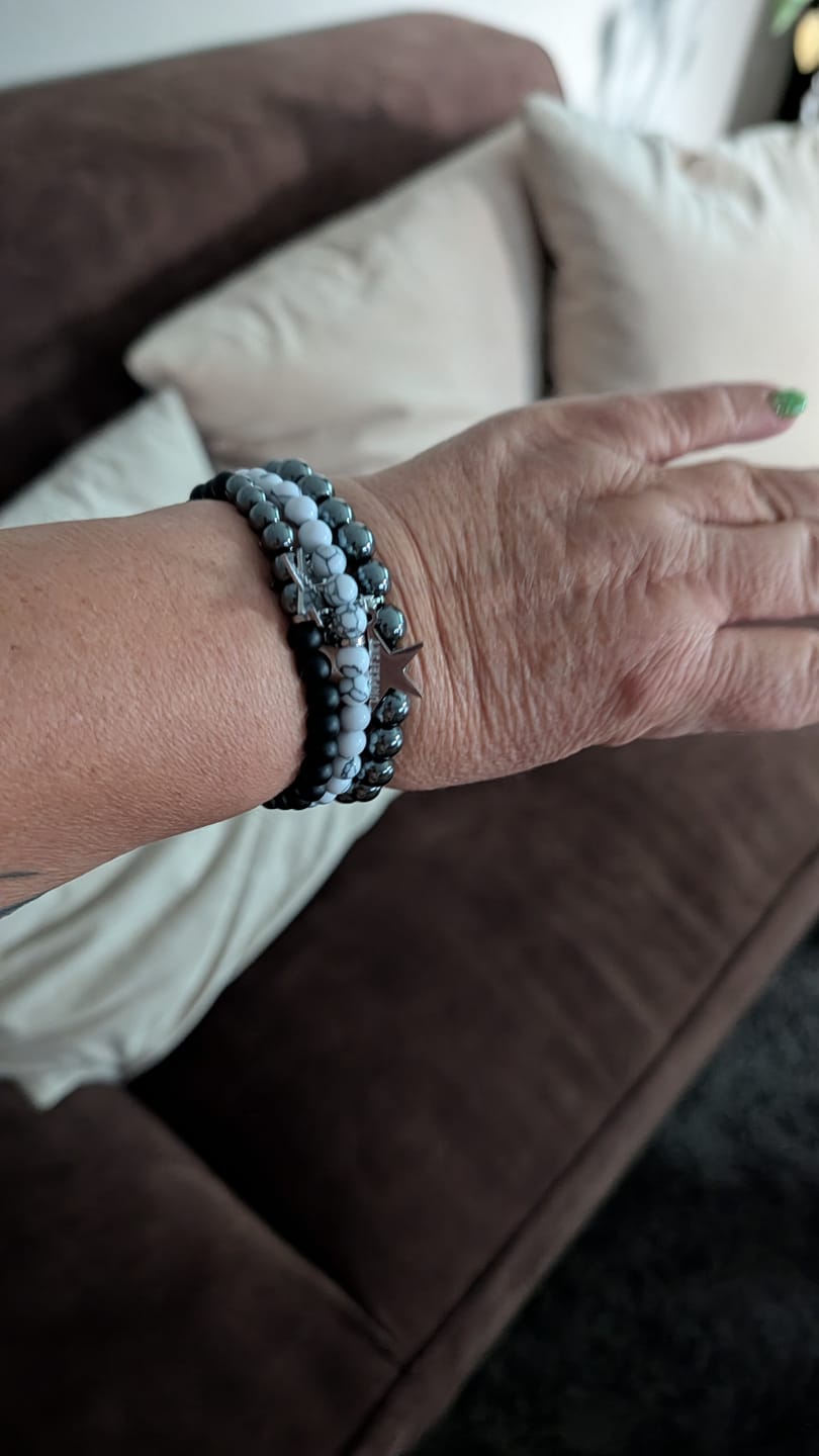 Customer photo review of »Körperliebe« Blockadenlöser-Armband aus Hämatit und blauer Opalperle inkl. abgebrochenem Stern