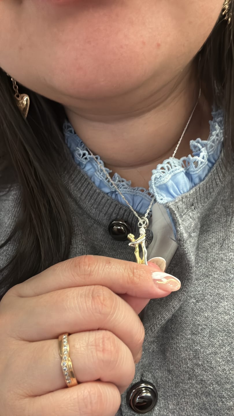Customer photo review of Colgante Abrazo Infinito