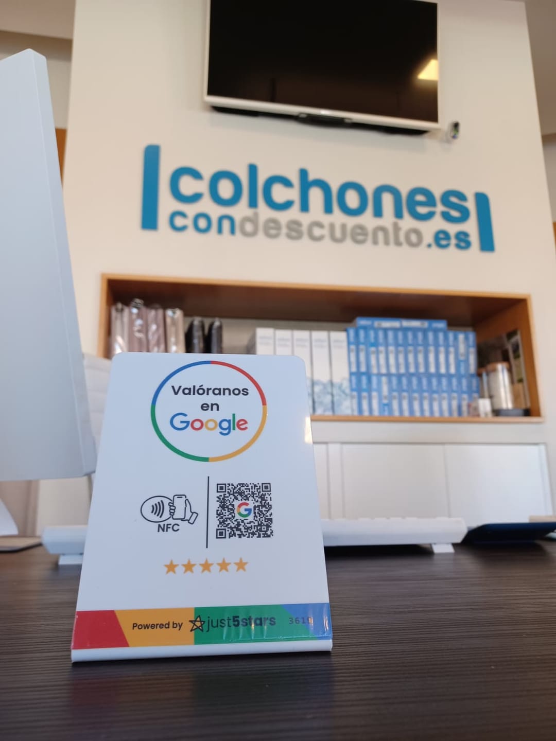 Customer photo review of Expositor Reseñas Google NFC & QR (ES)