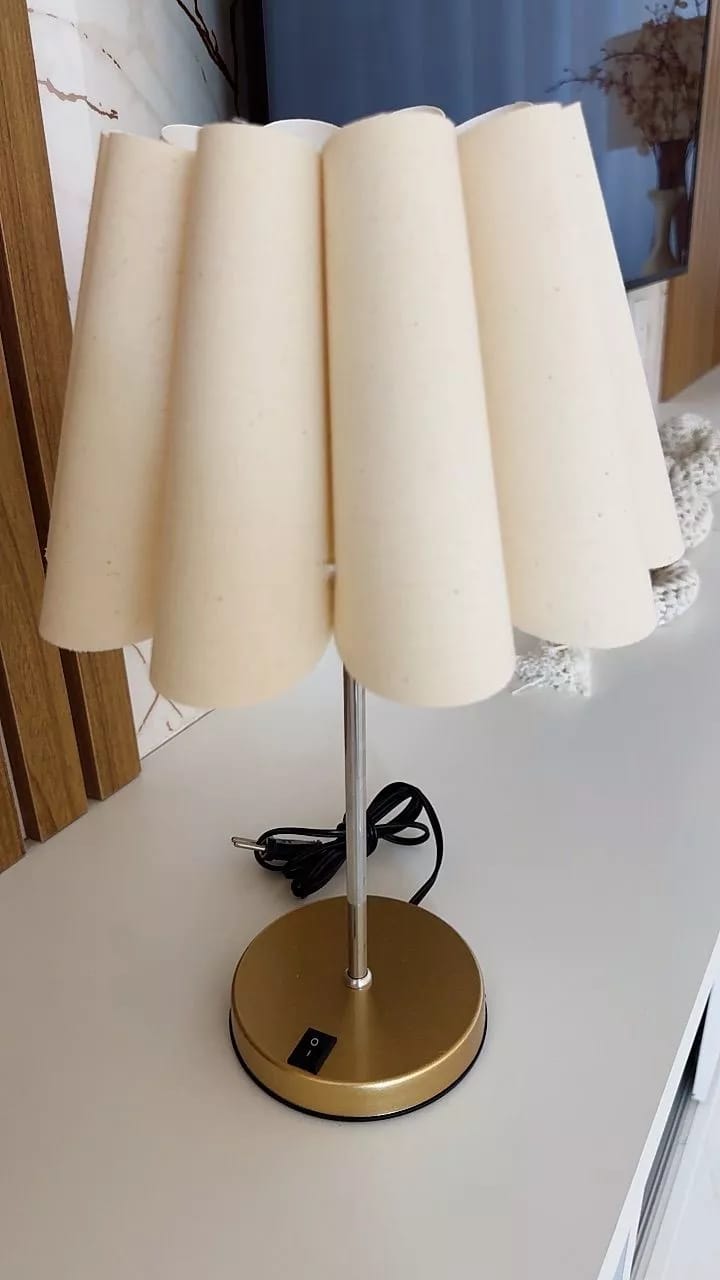 Customer photo review of Luminária de Mesa com Cúpula Pétala Tecido e Interruptor