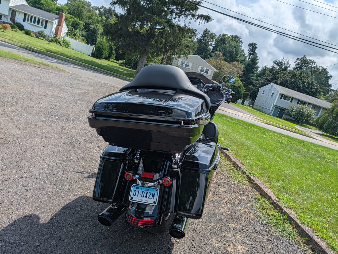 Customer photo review of HR3 Vivid Black 13.7" King Size Touring Trunk Luggage For 14-24 Harley Touring