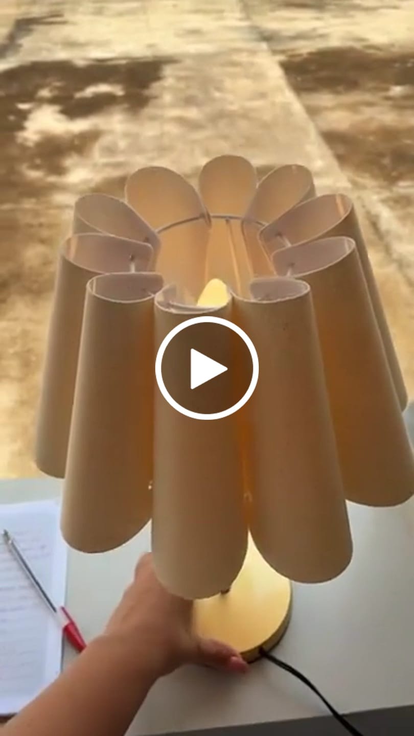 Customer video review of Luminária de Mesa com Cúpula Pétala Tecido e Interruptor