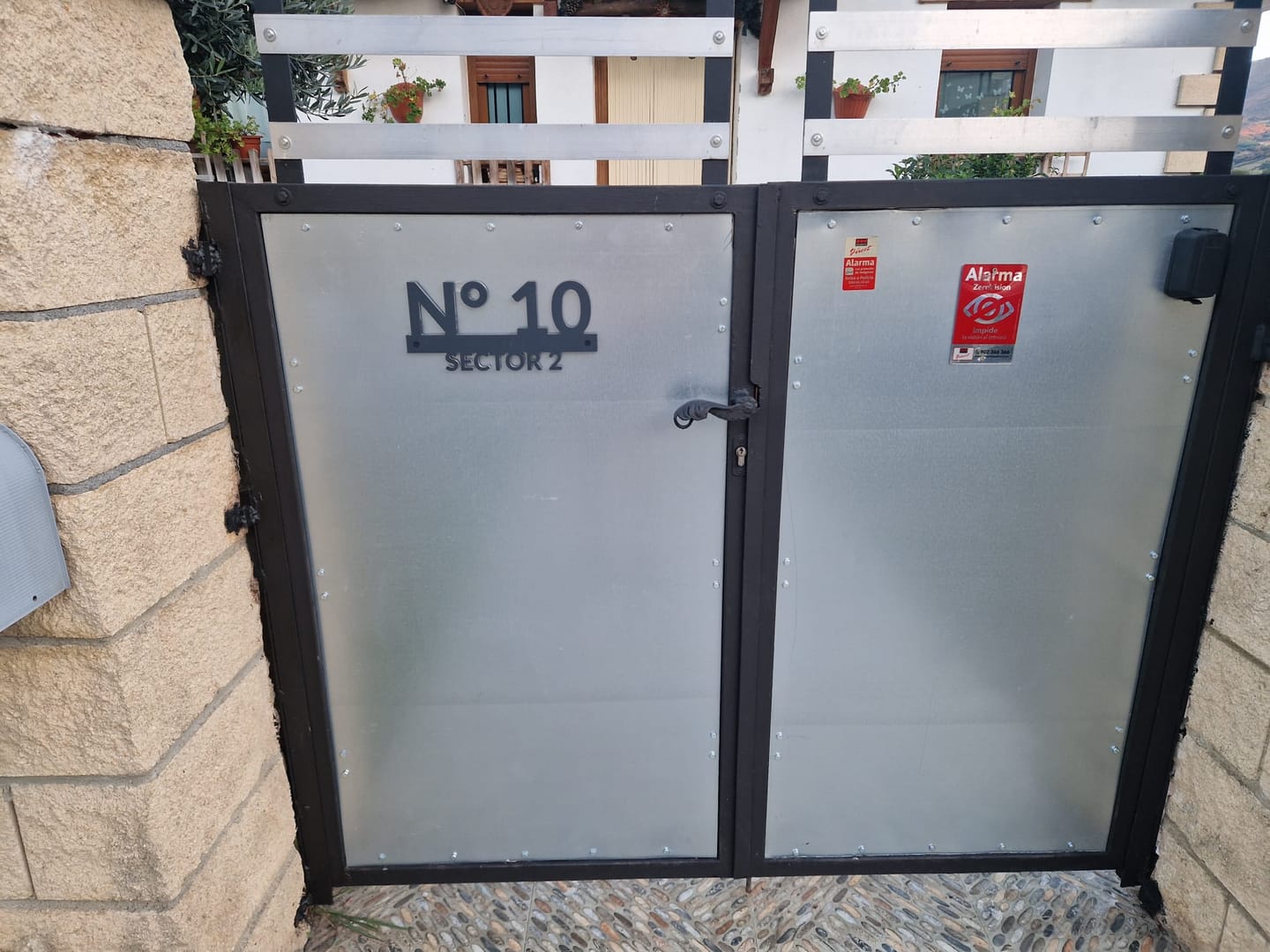 Customer photo review of Numero civico e testo sagomato modello Line 02 Acrilico