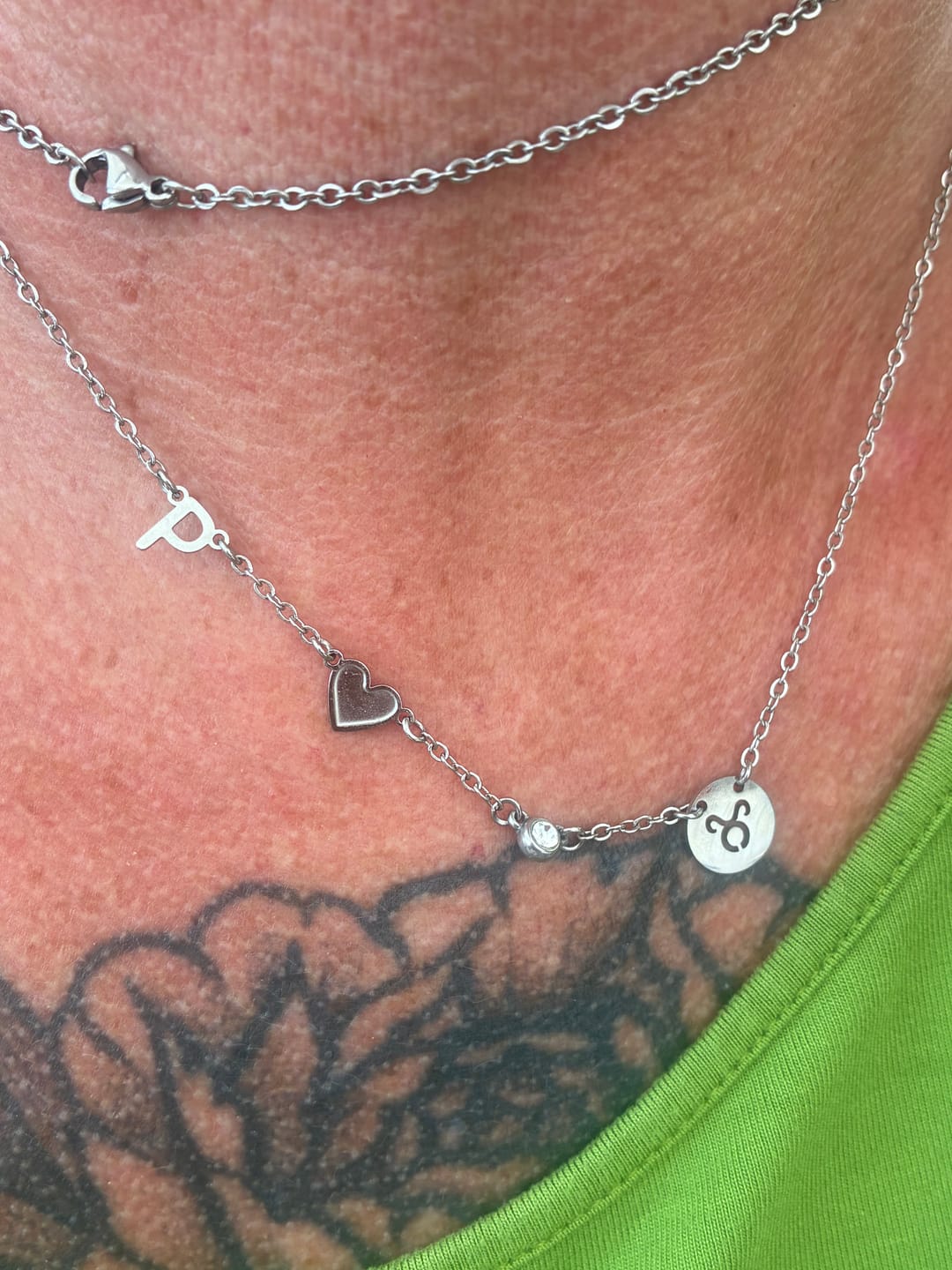 Customer photo review of Geburtsstein-Initialkette mit Herz & Sternzeichen