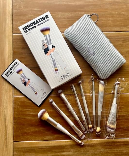 Customer photo review of 14-in-7 Dual-Ended Brush Creator Collection T520