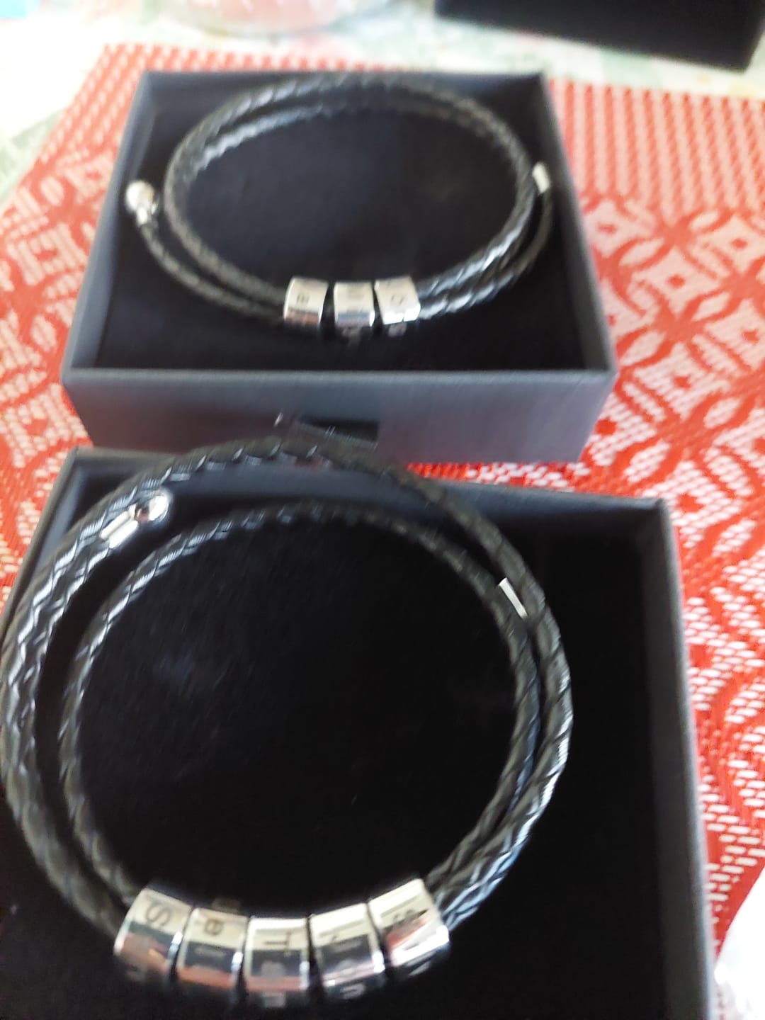 Customer photo review of Lederarmband für Herren mit personalisierten Beads