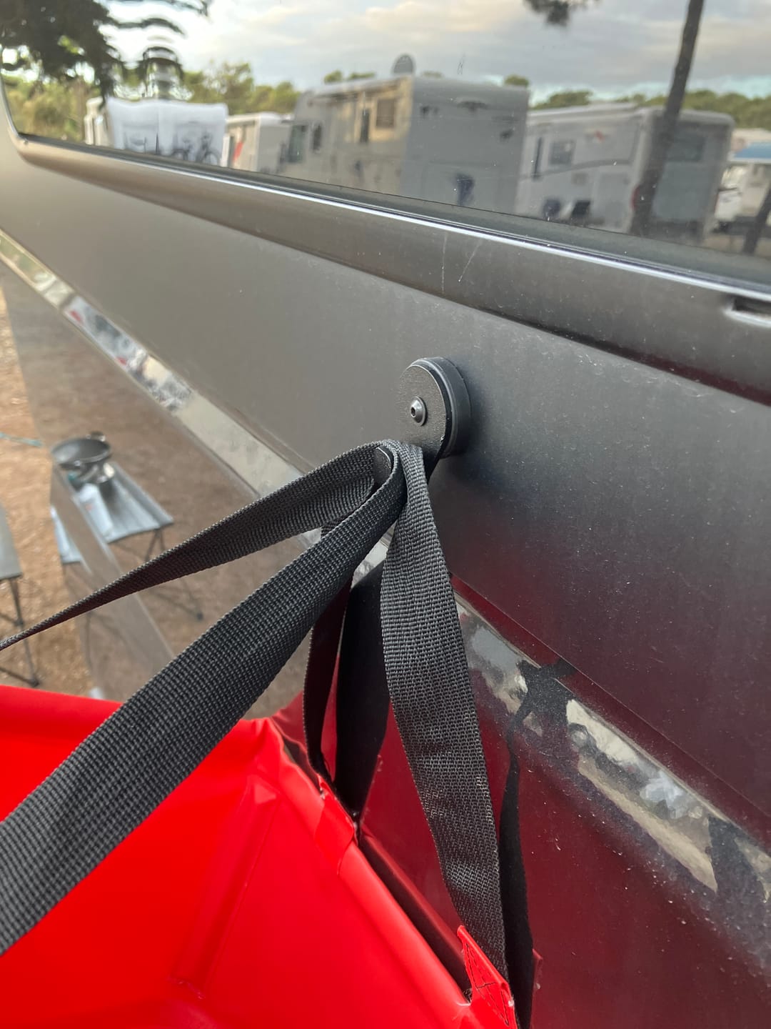 Customer photo review of Vielseitiger Magnethaken für Auto, Wohnmobil und Campervan bis 8 kg Haltekraft