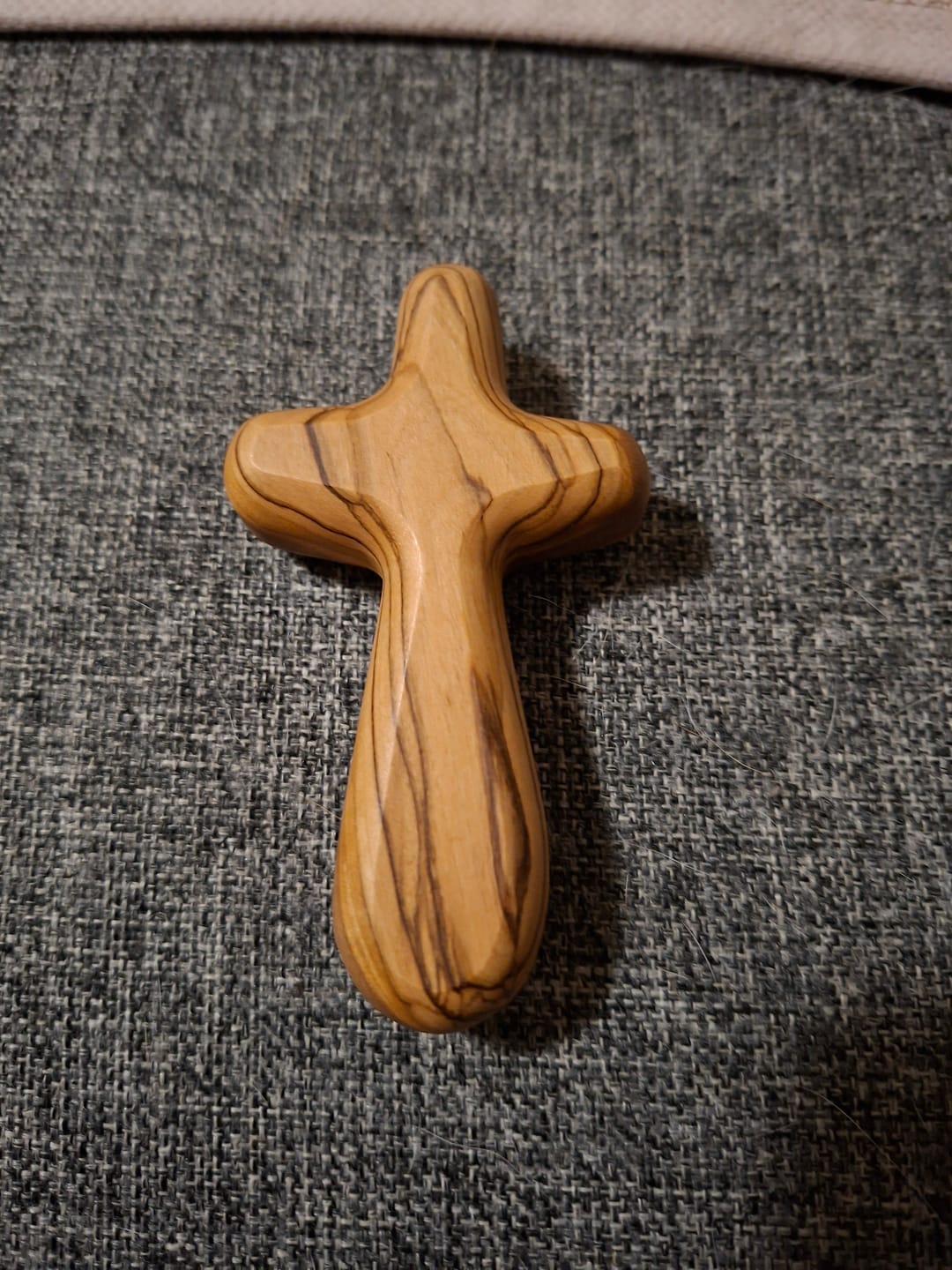 Customer photo review of Kreuz Handschmeichler aus Olivenholz | Kleines Handkreuz als Glücksbringer & Geschenk zur Taufe, Kommunion oder Trost