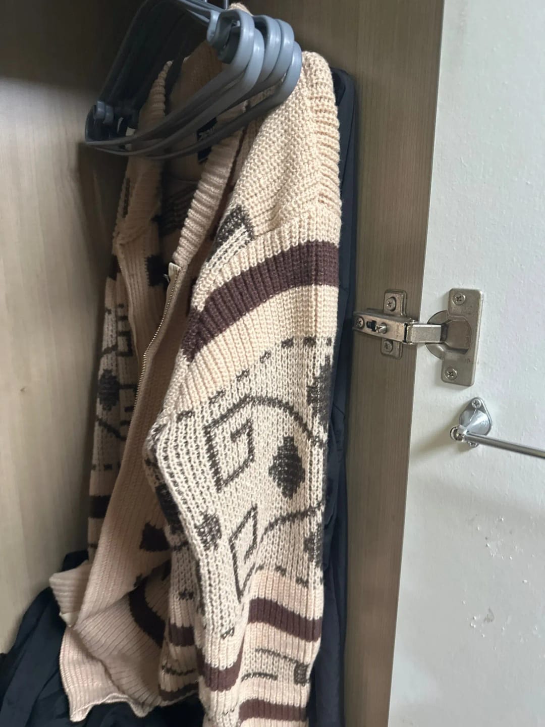 Customer photo review of Aspen – vyriškas kardiganas su užtrauktuku