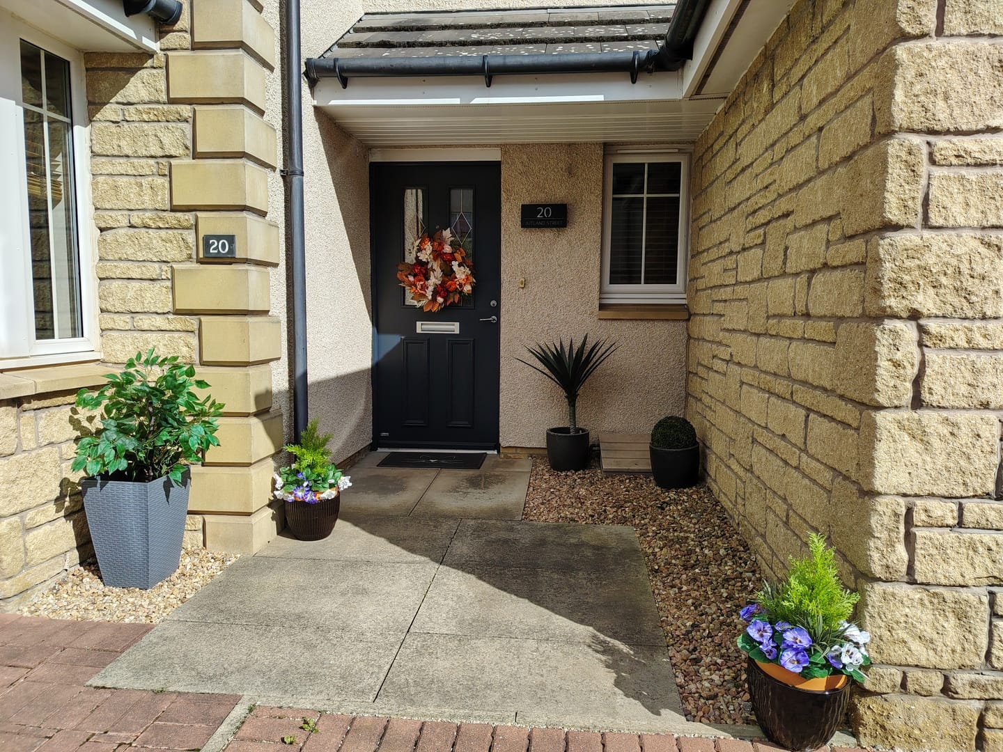 Customer photo review of Purple & White Pansy Terracotta Patio Planter 60cm/24in - A1076