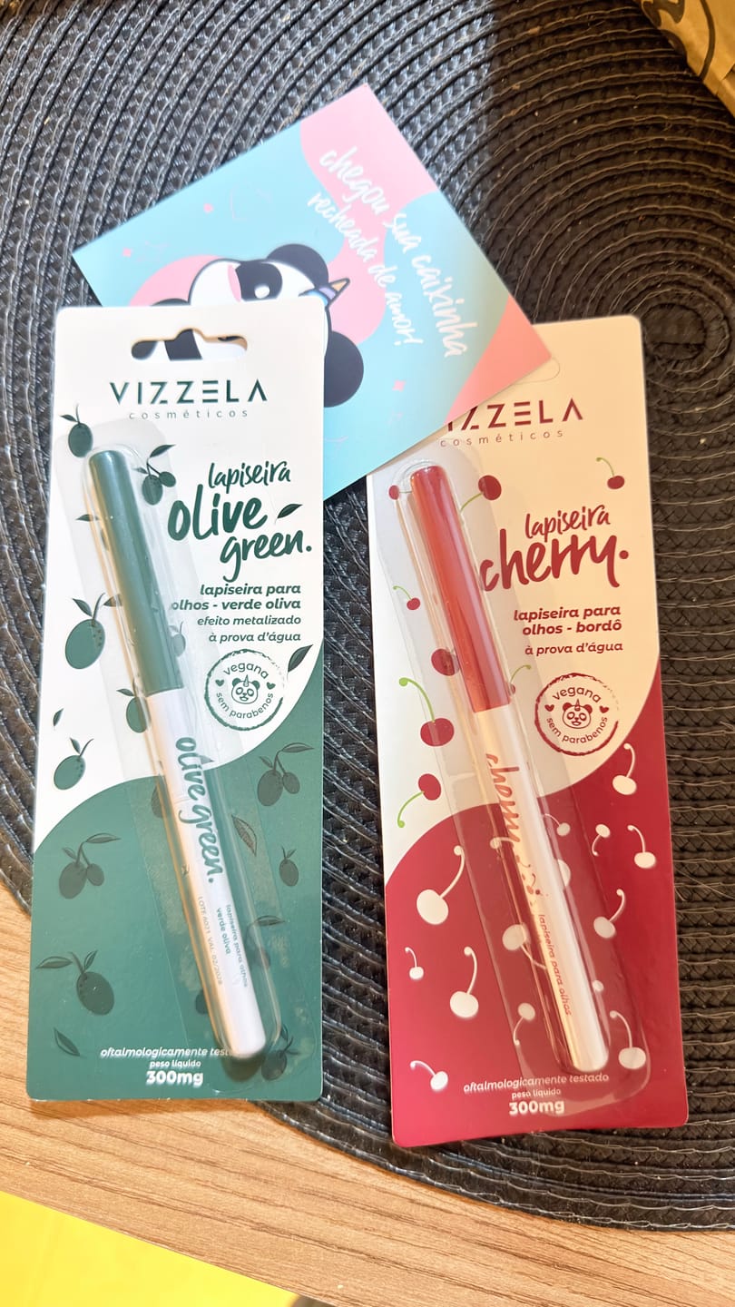 Customer photo review of Lapiseira para Olhos Bordô - Cherry - Vizzela