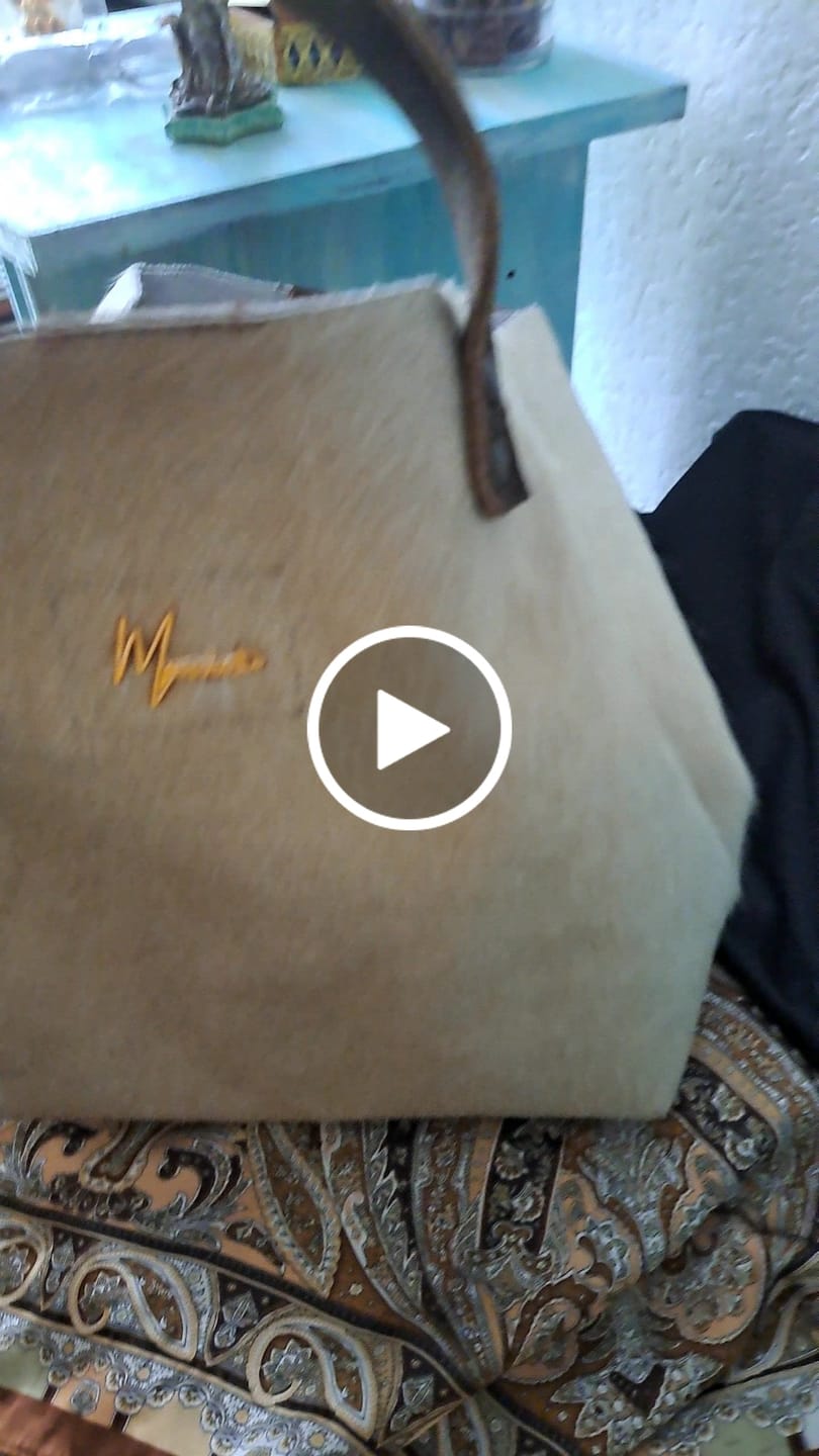 Customer video review of Tote Cuero Praga Plus Pelo Res Camel!!