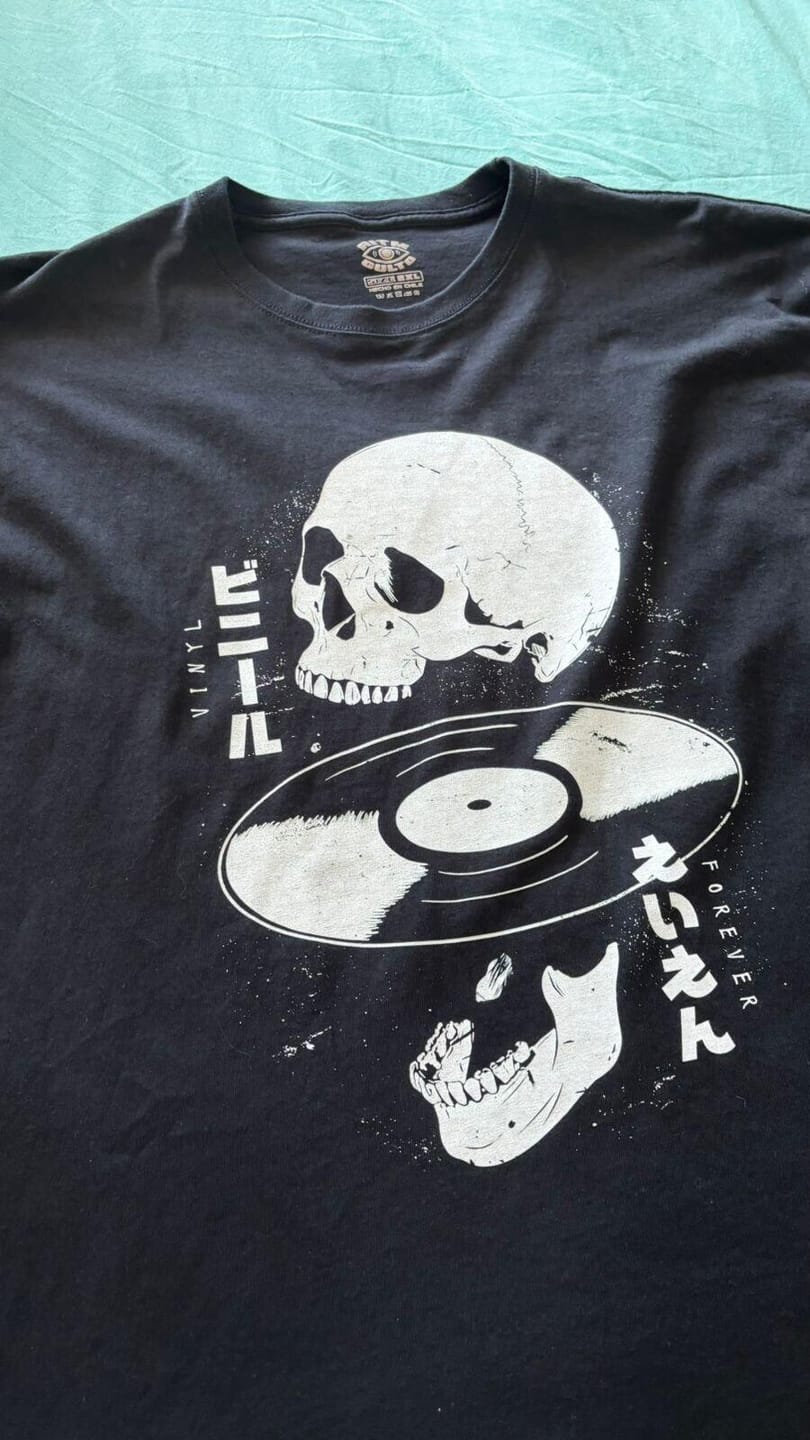 Customer photo review of Polera Regular Fit Vinyl Forever | Calavera & Vinilo Japonés