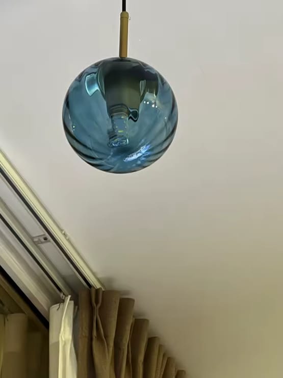 Customer photo review of Pendente de Vidro Esfera Texturizada Latão Elegante