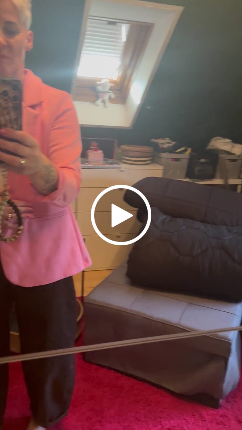 Customer video review of Stretch Butterstoff Blazer LOOK TO THE SKY pink