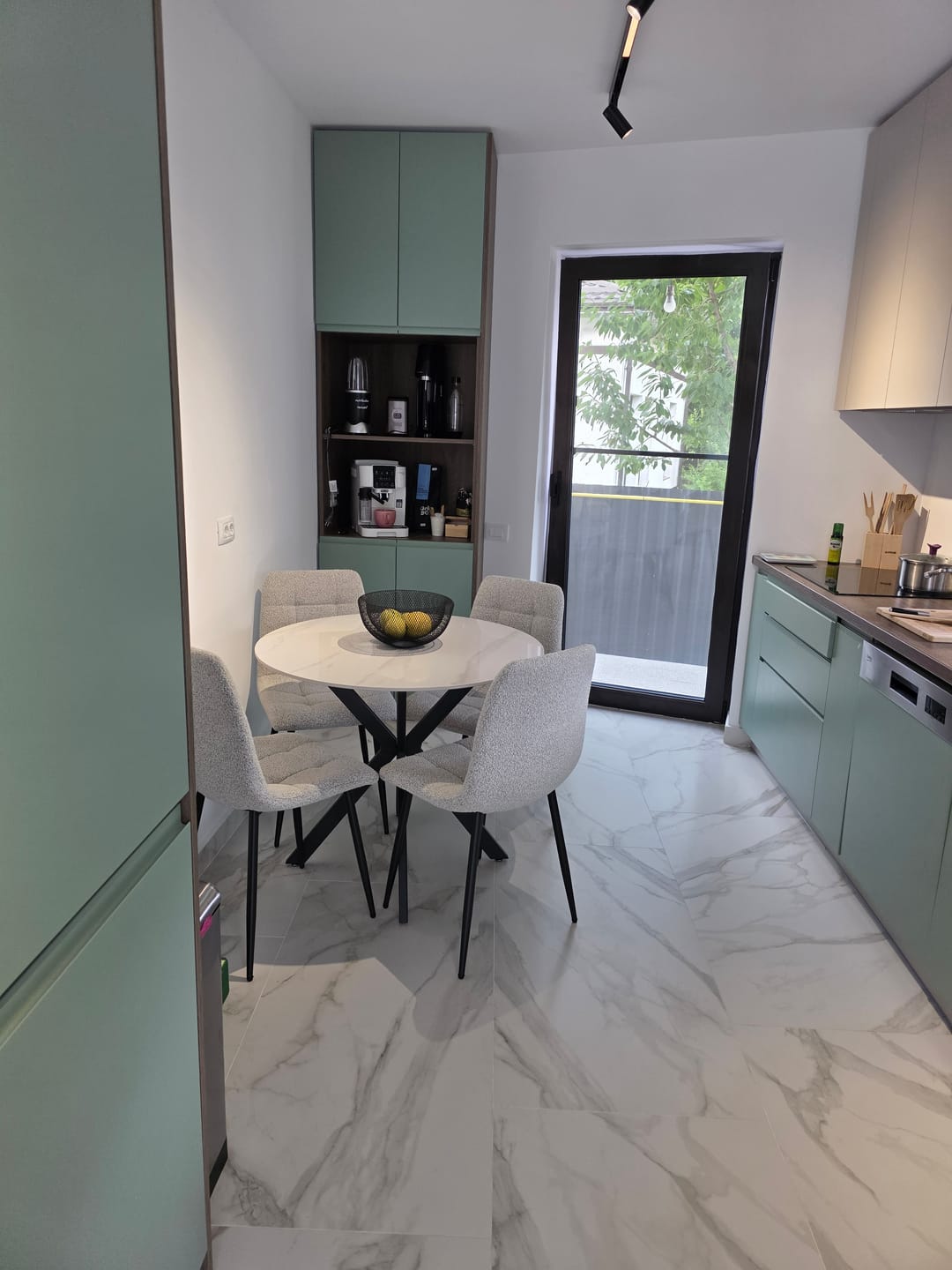 Customer photo review of Masa TALIA, alb cu efect de marmura/negru mat, ceramica/metal, 90x90x75 cm