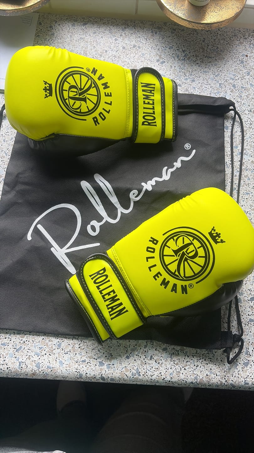 Customer photo review of Glow Puncher  Kickbokshandschoenen voor Kinderen – Neon Geel met Iconisch Logo