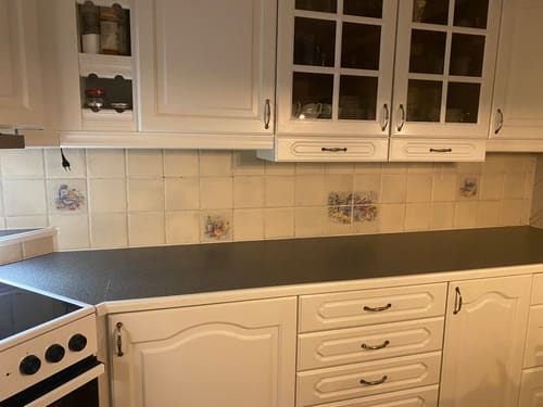 Customer's kitchen view before installing the decorative Sofie stav selvklebende veggfliser.