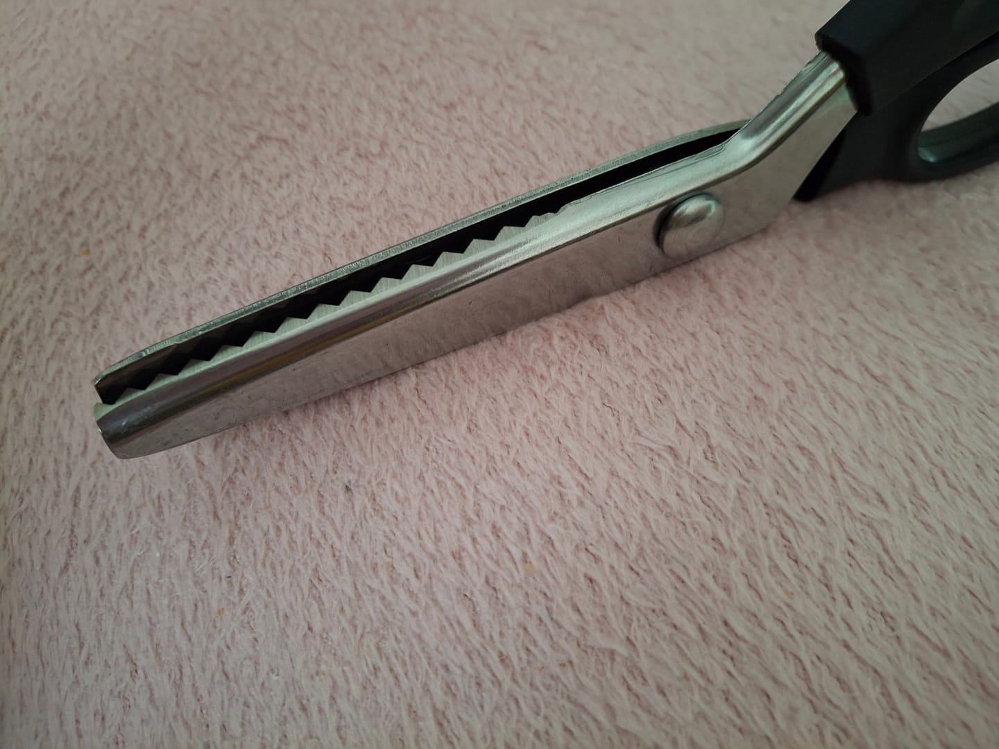 Customer photo review of TYIIPLUS™ Stainless Steel Pinking Shears – 9.1" Zig Zag Fabric Scissors for Sewing, Quilting, Dressmaking & DIY Crafts