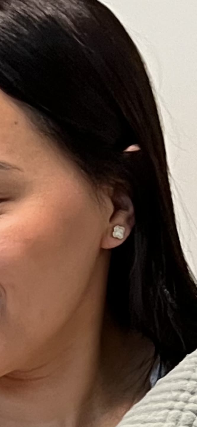Customer photo review of Par Arete Trebol Madre Perla