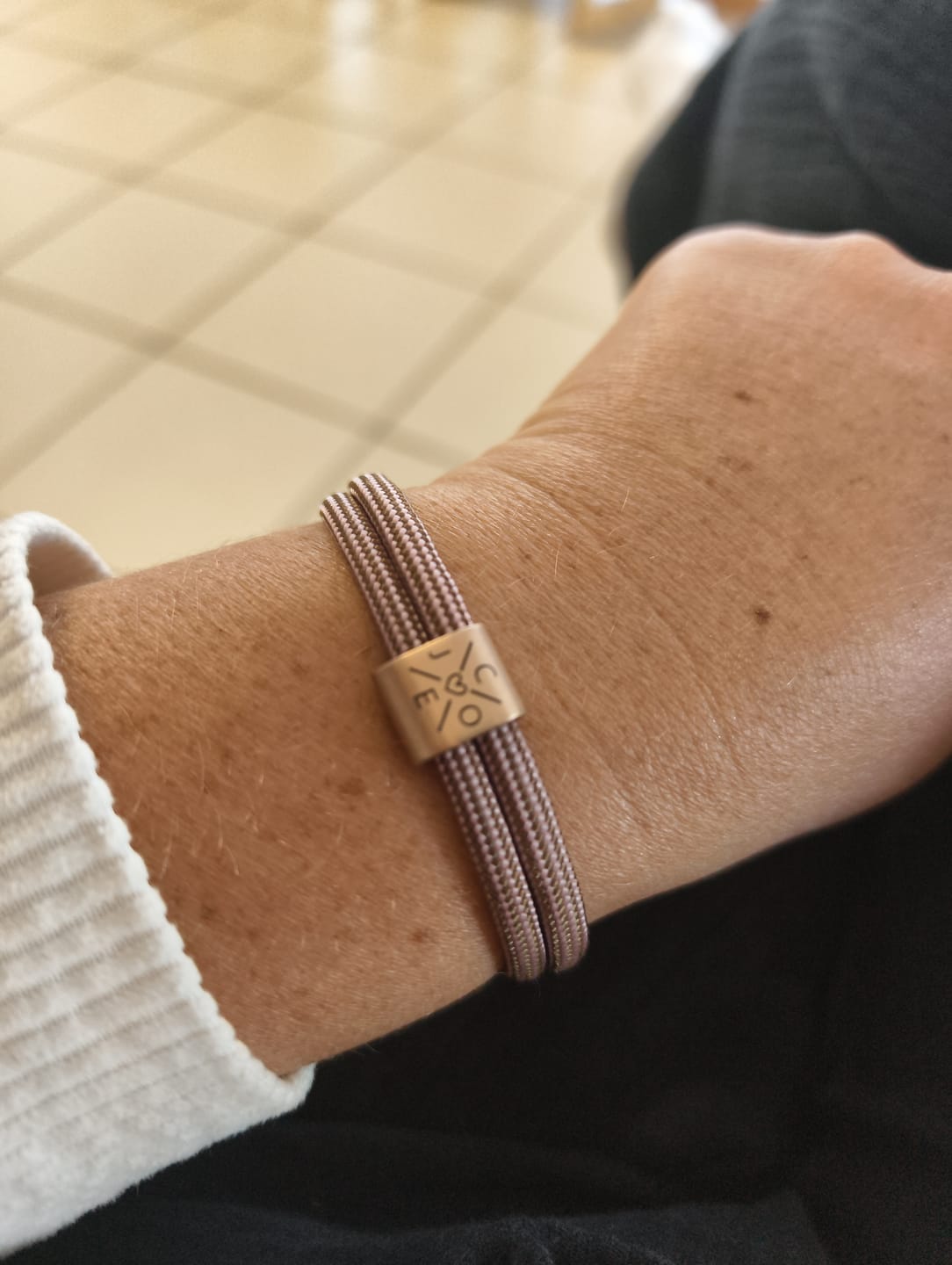 Customer photo review of Gravur Armband HUA MUA SYMBOL MITTE